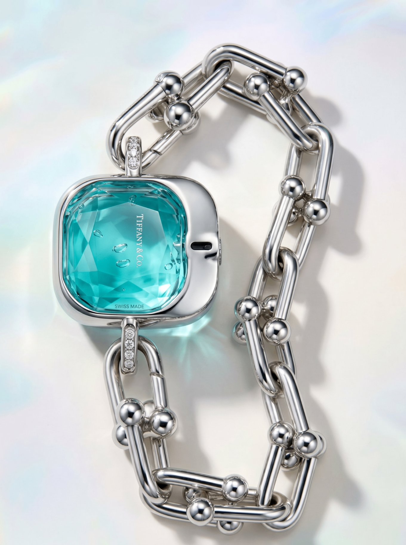 Le mini-flacon serti dans le bracelet HardWear — pierre cushion turquoise facettée, maille en argent et pavé de diamants